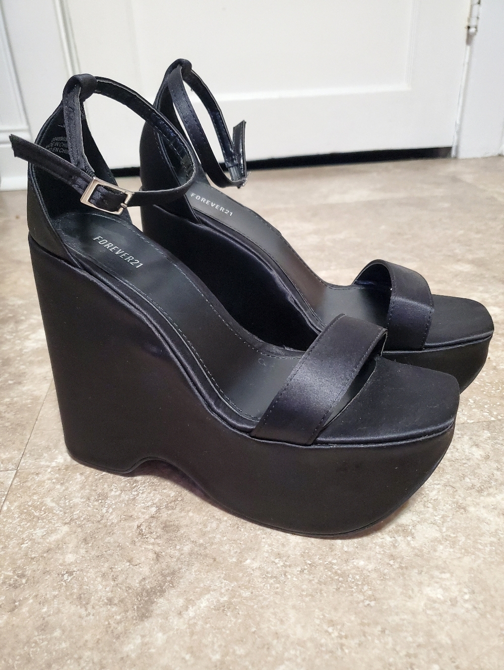 🆕️ Forever 21 Black Platform Wedge Sandals sz 8